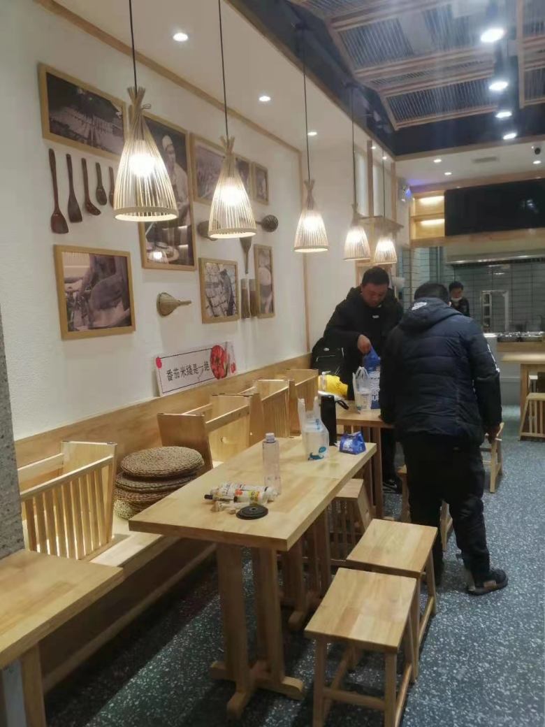 客戶現(xiàn)場驗(yàn)收餐桌椅.jpg
