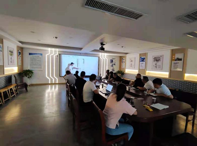 西安酒店家具廠設(shè)計師上臺解說樣板間方案.jpg