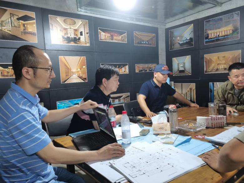 帝都會(huì)所葉總和西安博菲克定制家具廠安總洽談中.jpg