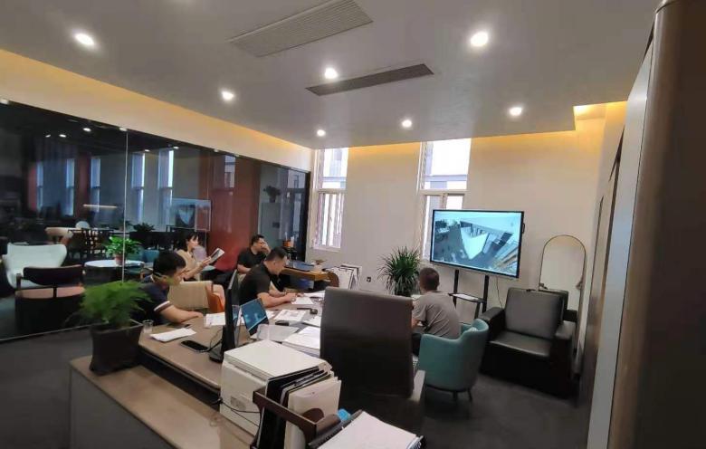 博菲克餐飲家具廠設(shè)計師為速度披薩負(fù)責(zé)人介紹方案.jpg