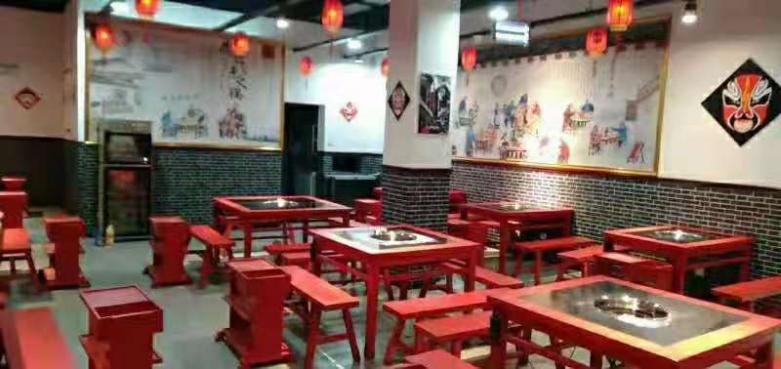 安裝部員工搬運(yùn)火鍋餐桌.jpg