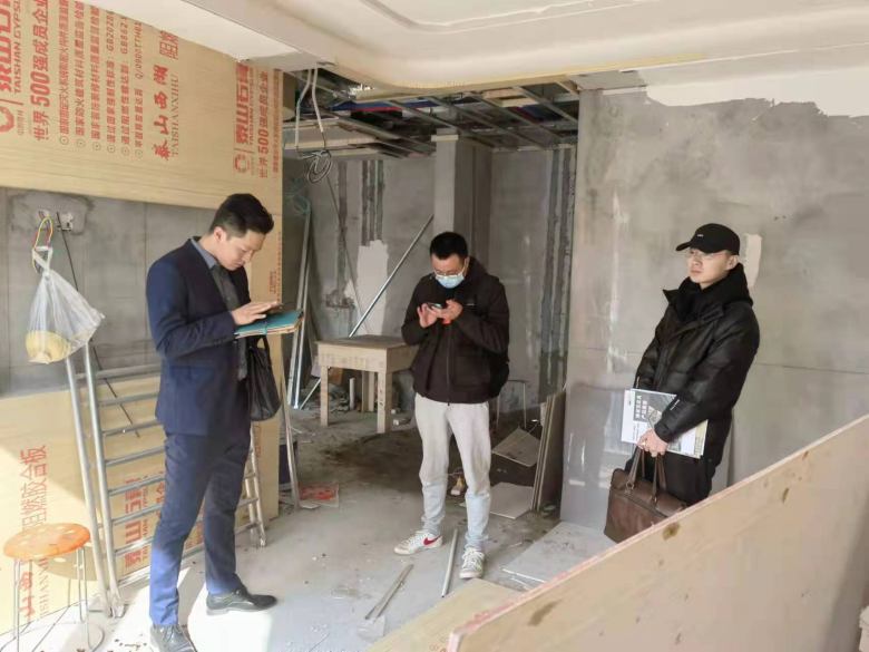 西安餐飲家具廠(chǎng)設(shè)計(jì)師到裝修現(xiàn)場(chǎng)量尺.jpg