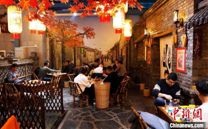 罐罐茶館內(nèi)人聲鼎沸，充滿煙火氣。.jpg