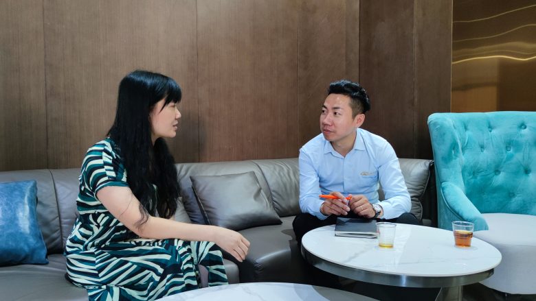 銷(xiāo)售部合伙人課余時(shí)間演練溝通技巧.jpg