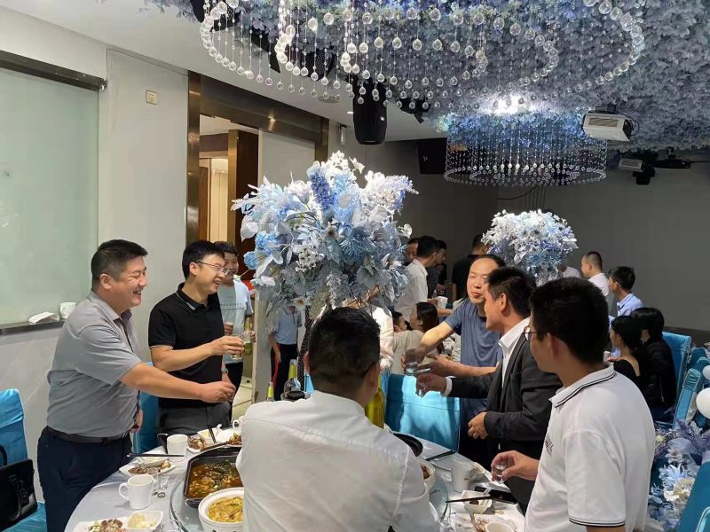 銷售部門(mén)同事和優(yōu)秀員工干杯.jpg
