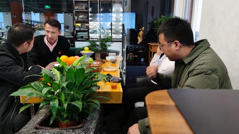 延安酒店萬總與博菲克負(fù)責(zé)人溝通裝修預(yù)算.jpg