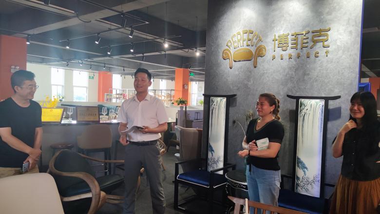 盧曲波經(jīng)理講解餐桌椅基礎知識.jpg